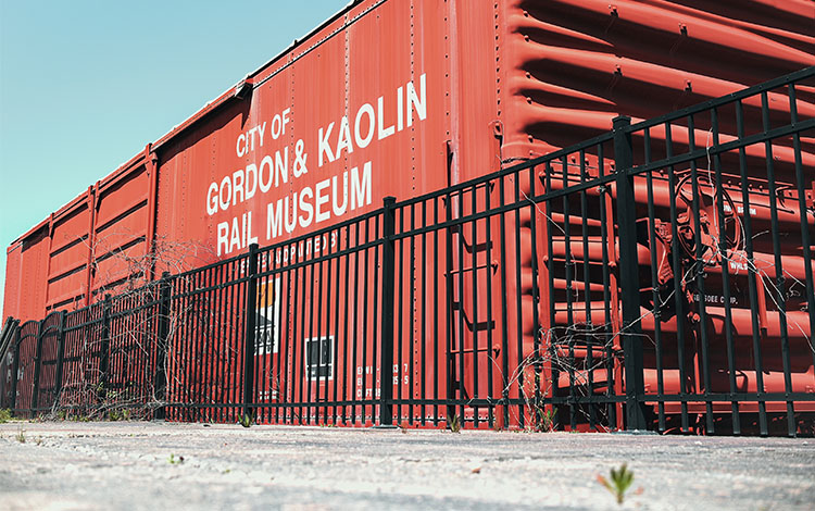 Signo del museo de la ciudad de Gordon y Kaolin Rail en una gran estructura roja